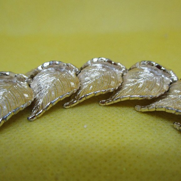 Vintage ART BRACELET HEAVY Signed Art Gold Tone Bracelet Gold Tone Leaves - Picture 13 of 15